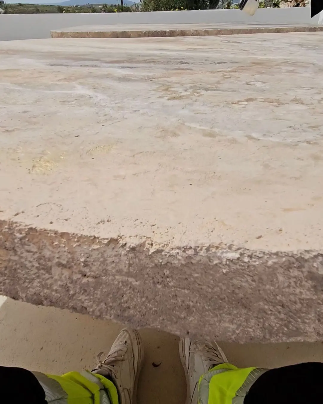The table edge seen from below, showing the thickness of the slab